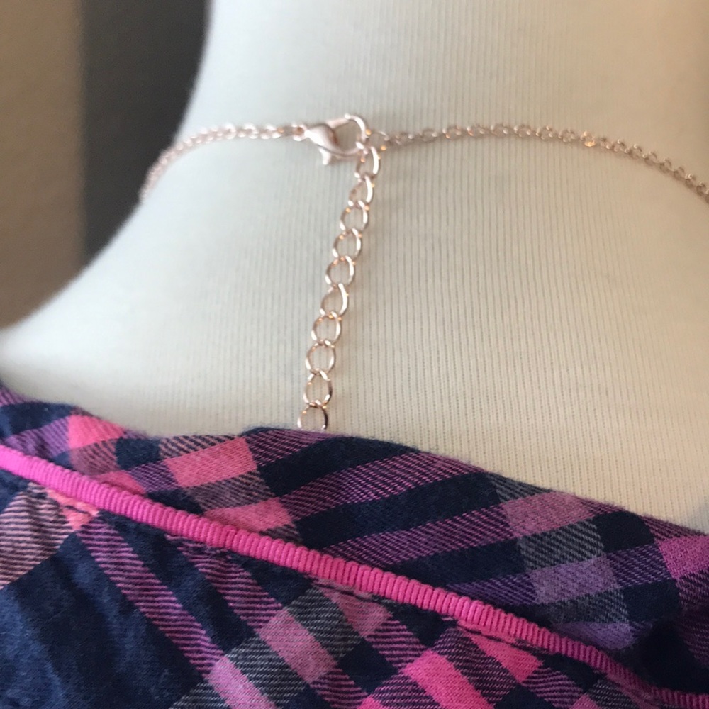 Dainty Rose gold colored love/arrow necklace - Picture 4 of 5